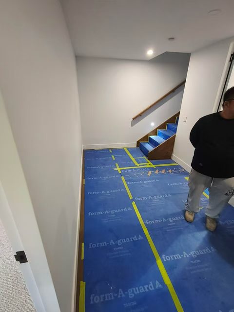 车库过道_从车库进来到楼梯，左边墙做柜体带门，给小朋友放学回来放书包，杂物什么的。 胡桃色2